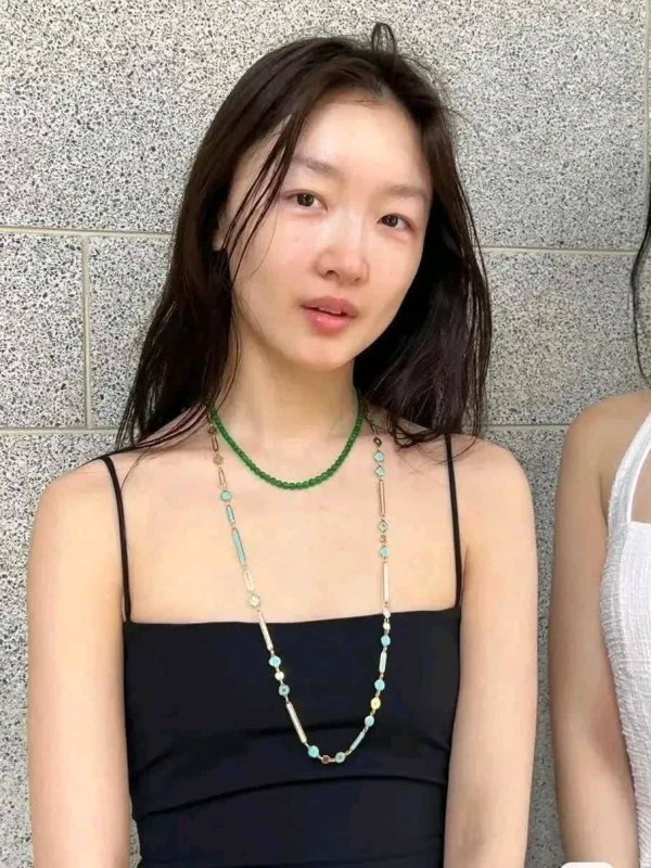 股市配资app官网下载安装 周冬雨素颜怼脸拍毛孔清晰！网友炸锅：影后这是在打脸自己吗？