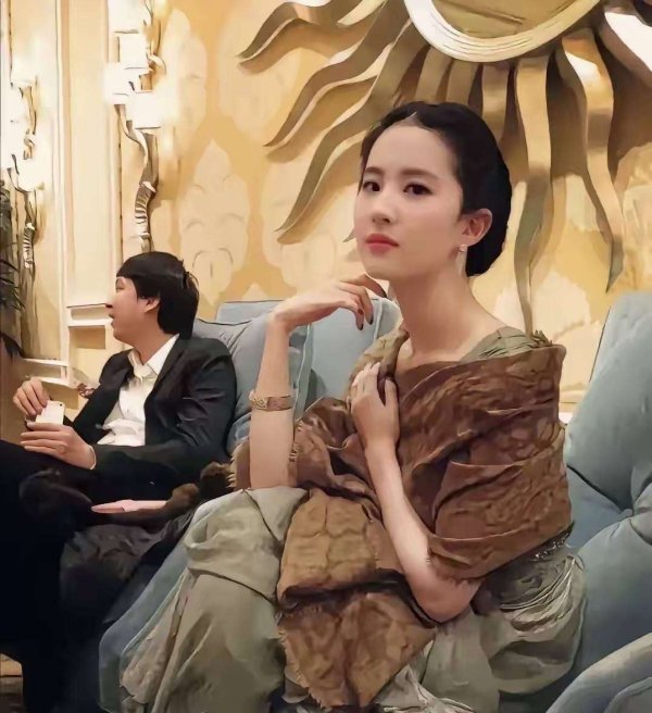 配资官方网址 刘亦菲无滤镜素颜照疯传！眼角细纹意外成全网治愈密码